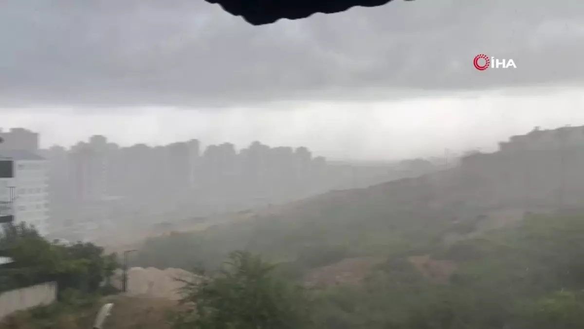 Adana\'da şiddetli yağmur ve rüzgar etkili oldu