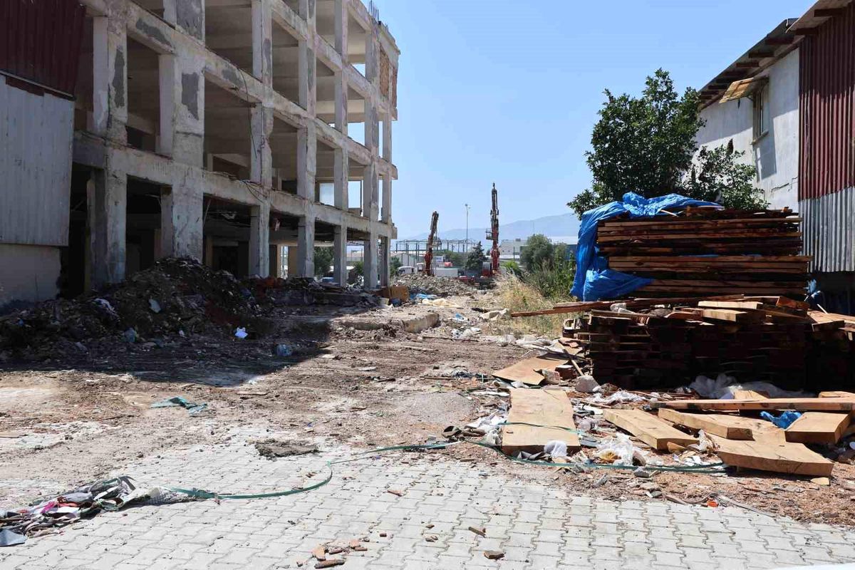 Antakya\'da Sanayi Sitesi\'nde çöplük yangını söndürüldü