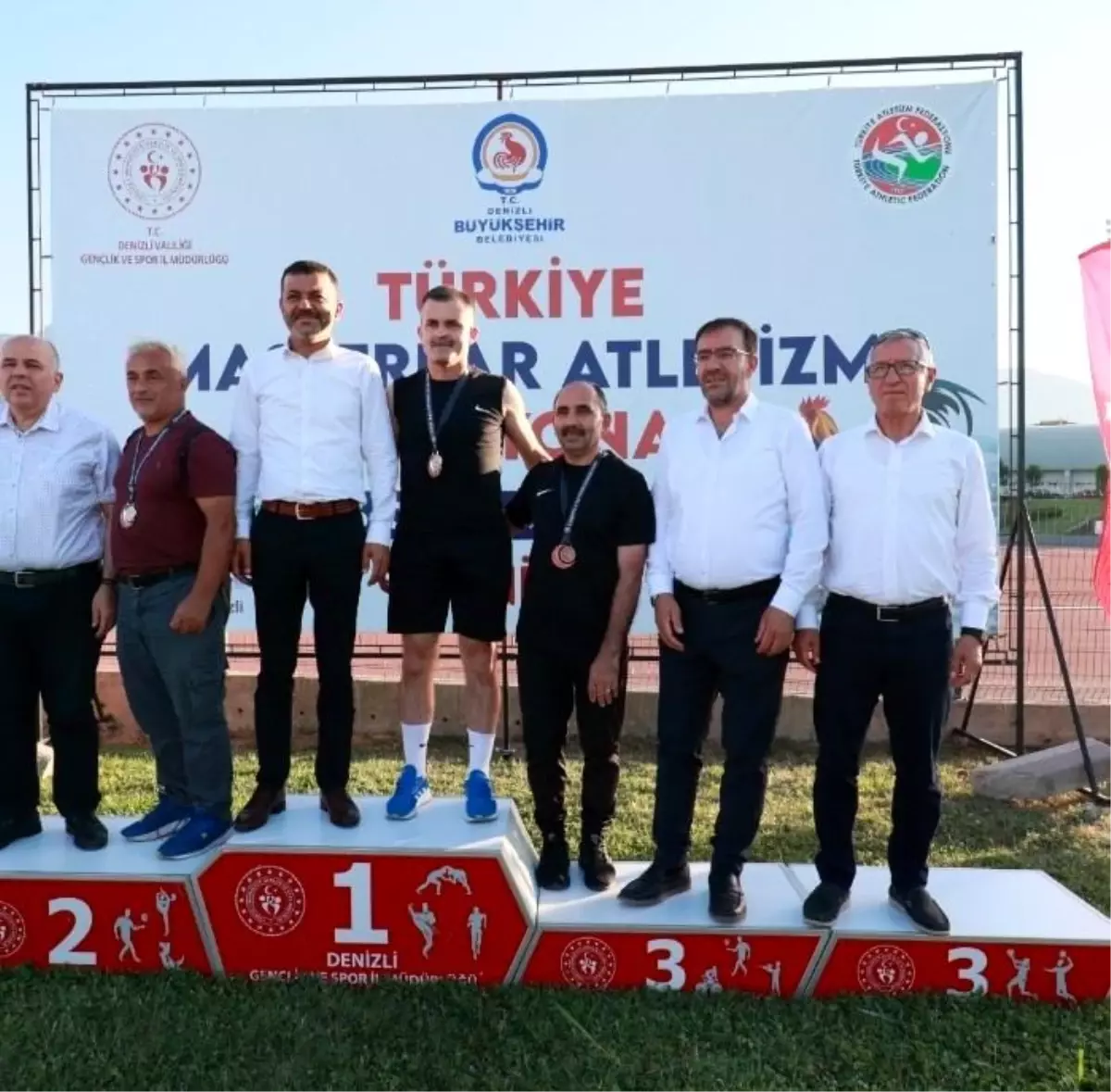 Denizli\'de düzenlenen Türkiye Masterler Atletizm Pist Şampiyonası\'nda Aydın\'ı temsil eden Serkan Şengil, madalyalara doymuyor