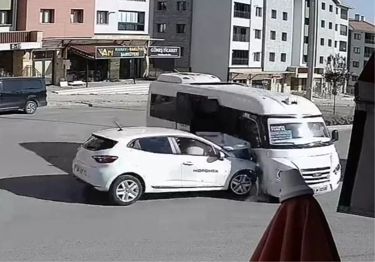 Elazığ\'da yolcu minibüsü ile otomobilin çarpışması sonucu meydana gelen trafik kazasında 1 kişi yaralandı