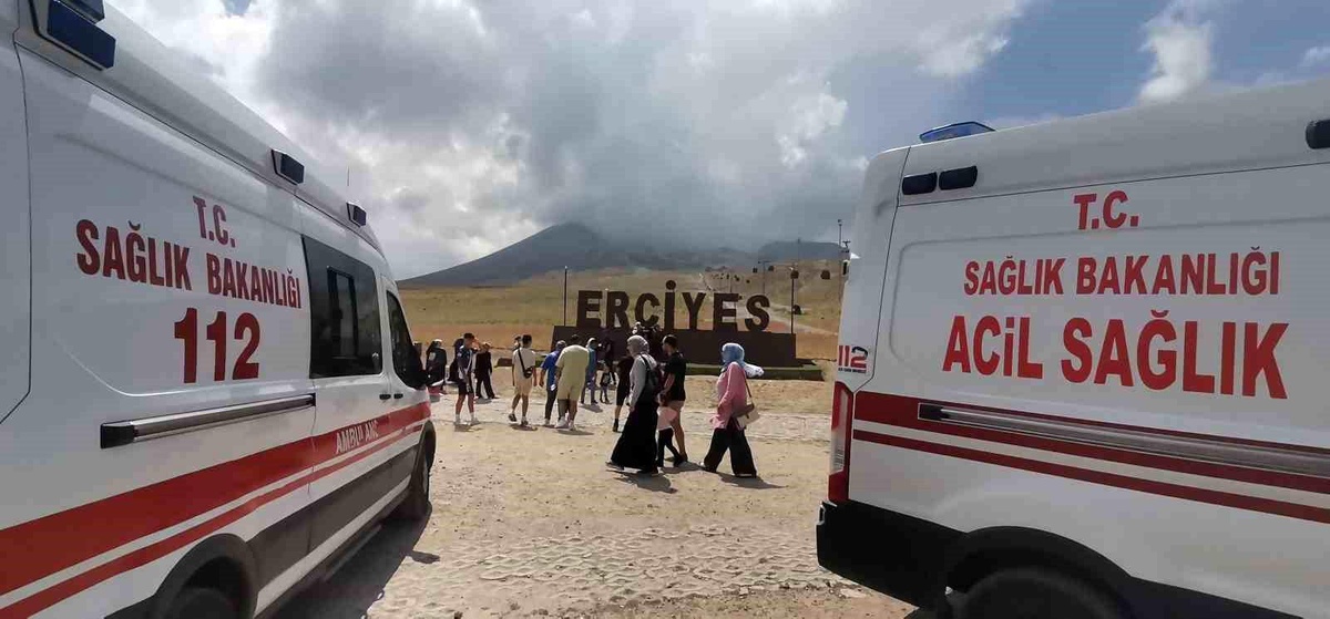 Erciyes Dağı\'nda Yürüyüş Yapan Dağcılar Kaza Geçirdi