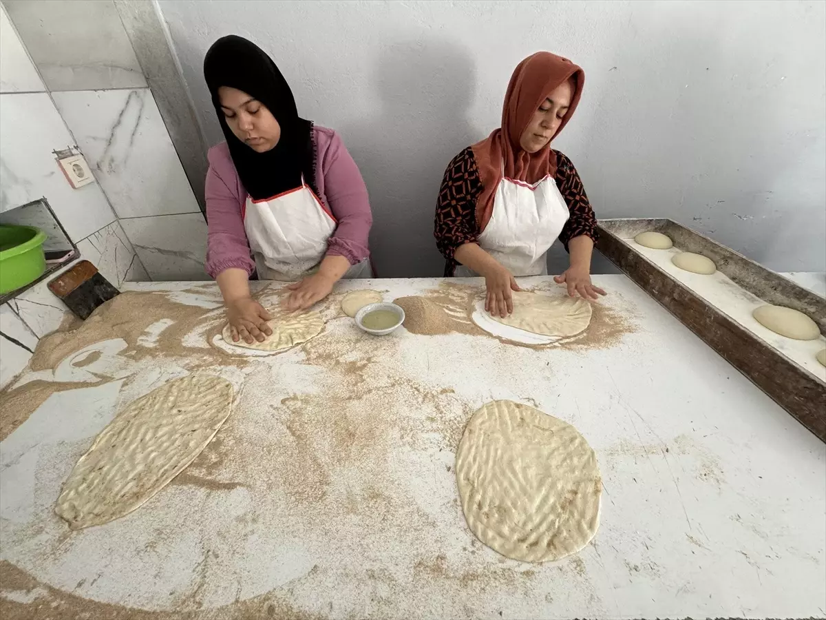 Hatay\'da 5 çocuk annesi kadın, eşinden devraldığı fırını çocukları ve yeğeniyle işletiyor