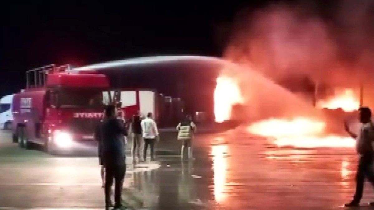 Edirne\'de Kapıkule Sınır Kapısı\'nda Tır Dorsesi Alev Alev Yandı