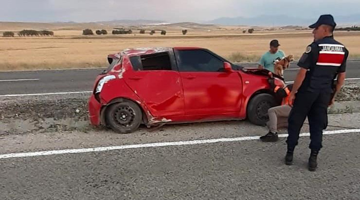 Aksaray\'da Kaza Sonrası Hurdaya Dönen Otomobilinden Yara Almadan Kurtulan Sürücü, Köpeğiyle Birlikte Aracının Başından Ayrılamadı