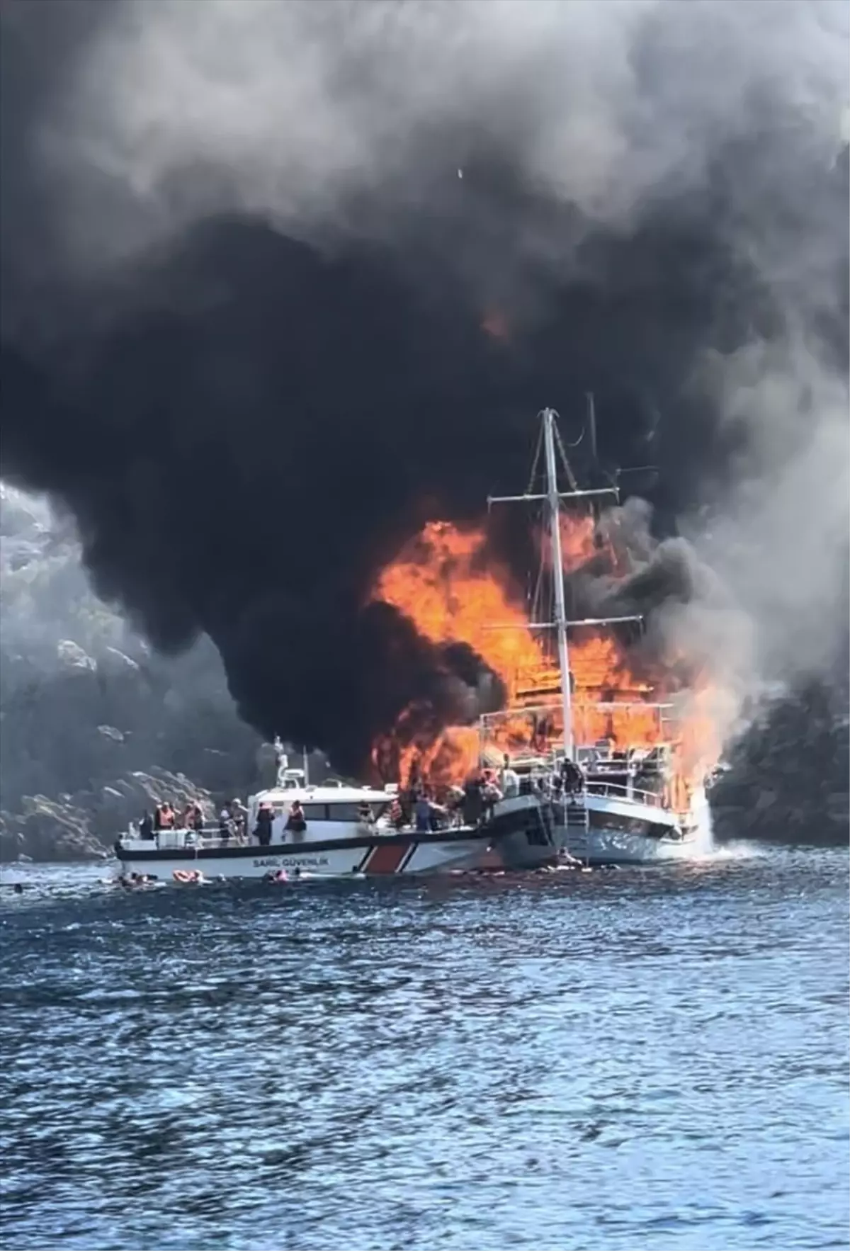 Marmaris\'te ahşap tur teknesinde çıkan yangında 14 kişi yaralandı