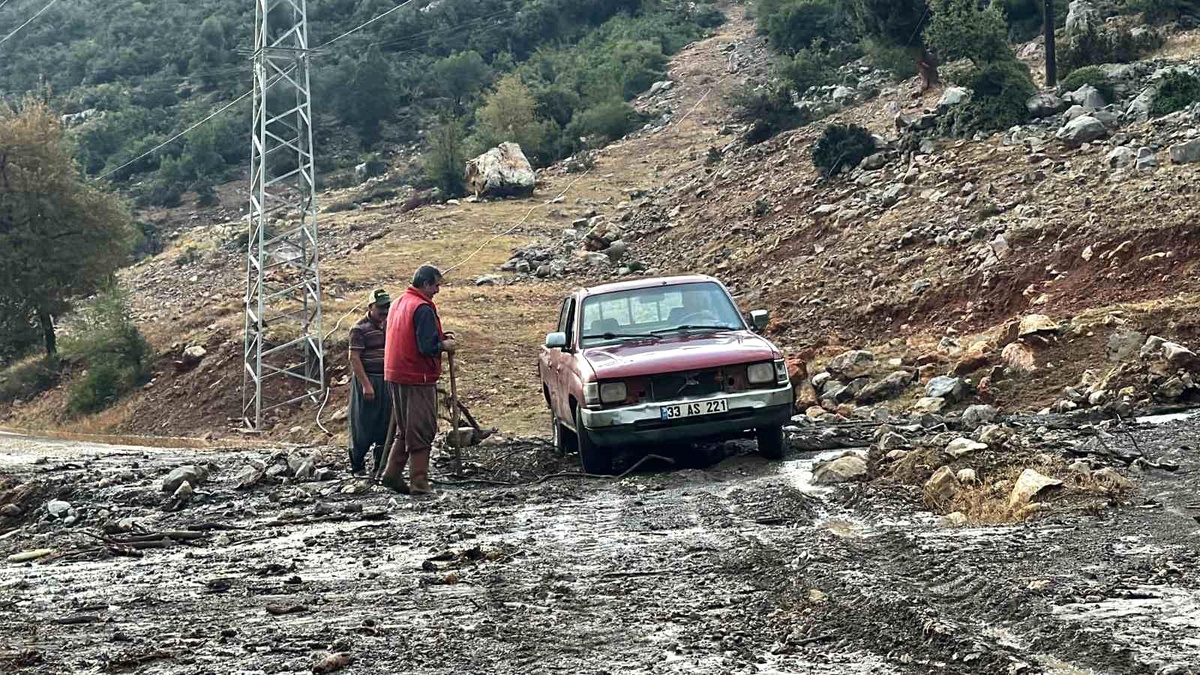 Mersin\'de Şiddetli Yağış Sonucu Köy Yollarında Hasar Oluştu