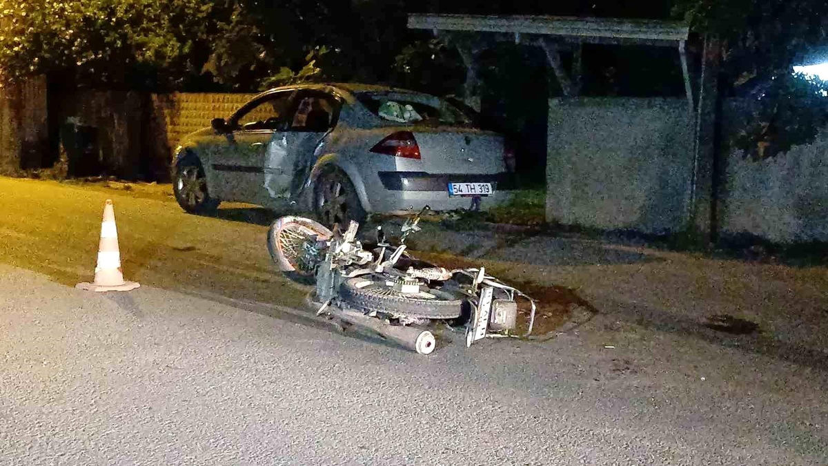 Düzce\'de Motosiklet ile Otomobil Çarpıştı: 4 Yaralı
