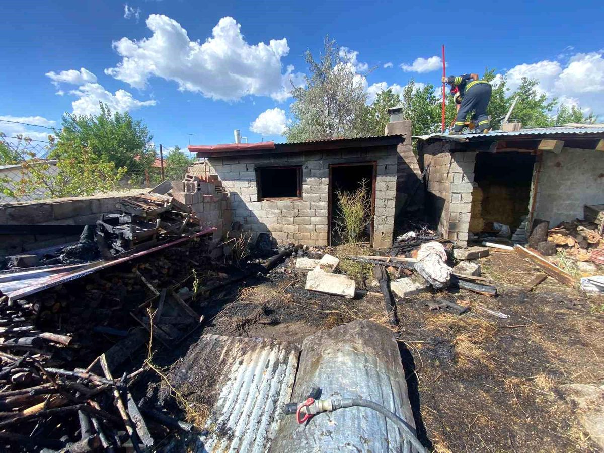 Erzincan\'da Bahçedeki Otların Tutuşmasıyla Müstakil Eve Sıçrayan Yangın Söndürüldü