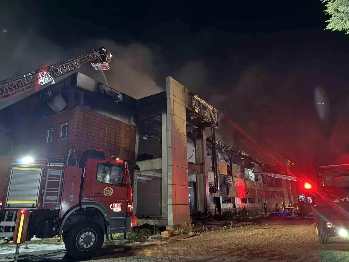 Sakarya\'da Kozmetik Fabrikasında Yangın Kontrol Altına Alındı