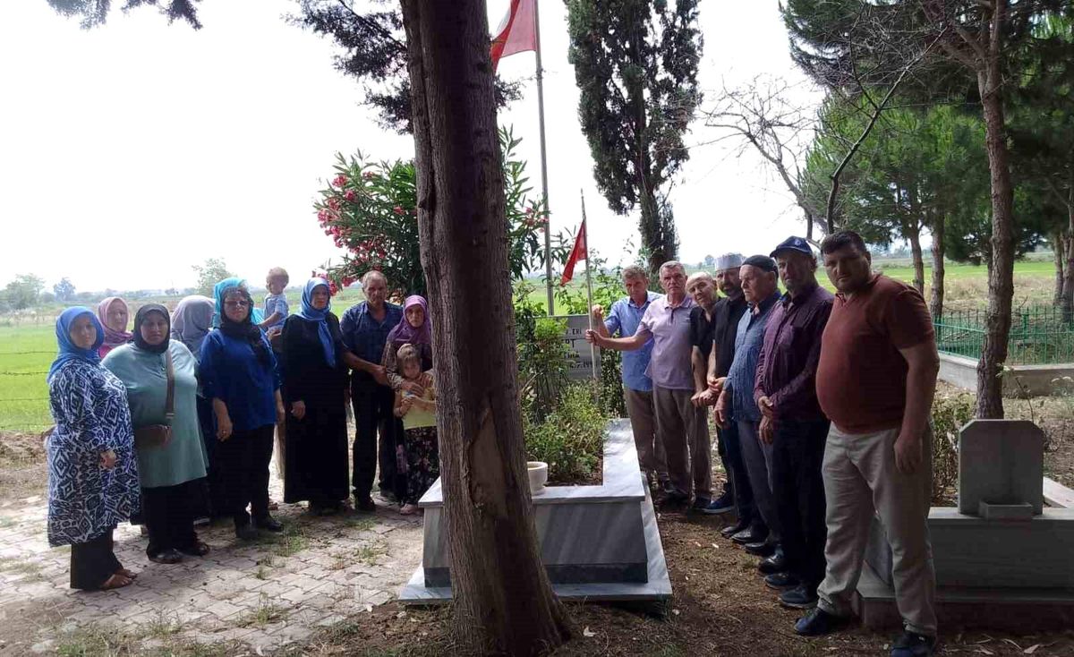 Samsun\'un Bafra ilçesinde şehit Jandarma Komdo Er Halil Sert kabri başında dualarla anıldı