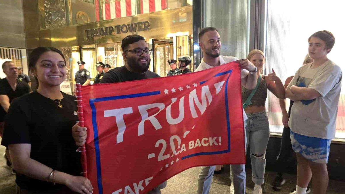 Trump Destekçileri Trump Tower\'ın Önünde Toplanma Çağrısı Yaptı