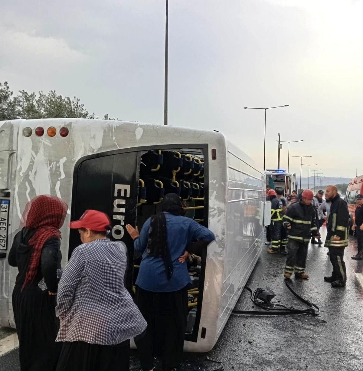 Tarsus\'ta tarım işçilerini taşıyan servis otobüsü devrildi: 12 yaralı