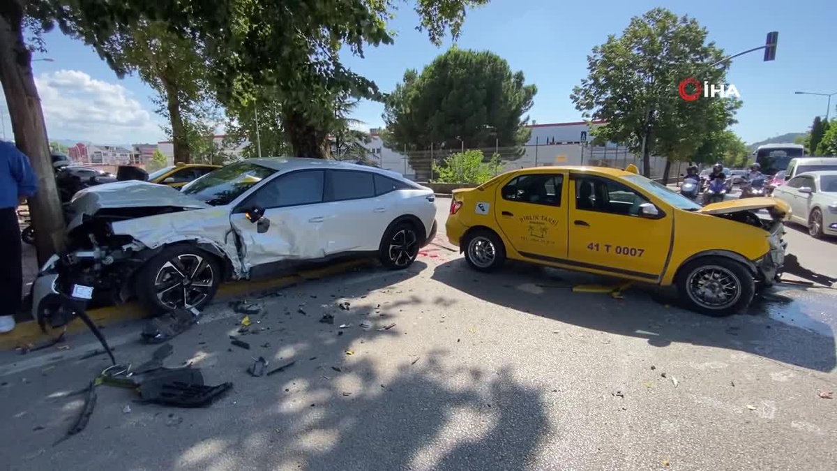 Ticari taksi ile otomobil çarpıştı: 2 yaralı