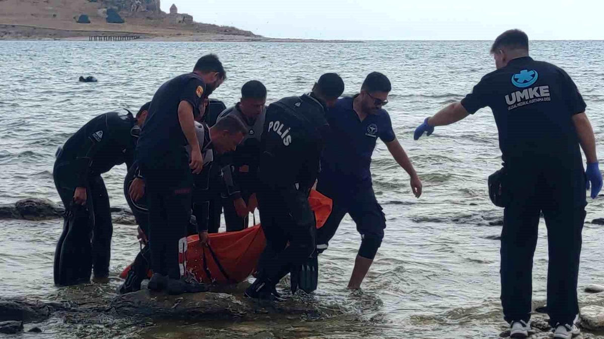 Van Gölü\'nde 2 kişi boğuldu, 1 kişi aranıyor
