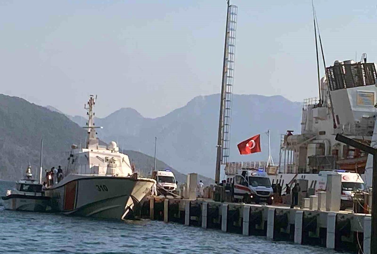 Marmaris\'te Ahşap Gezi Teknesinde Yangın: Yolcular Denizden Kurtarıldı