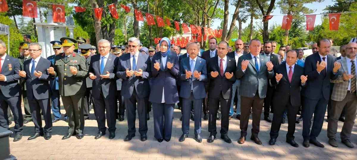 15 Temmuz Demokrasi ve Milli Birlik Günü Anma Programı Protokol Üyelerinin Şehitlik Ziyaretiyle Başladı