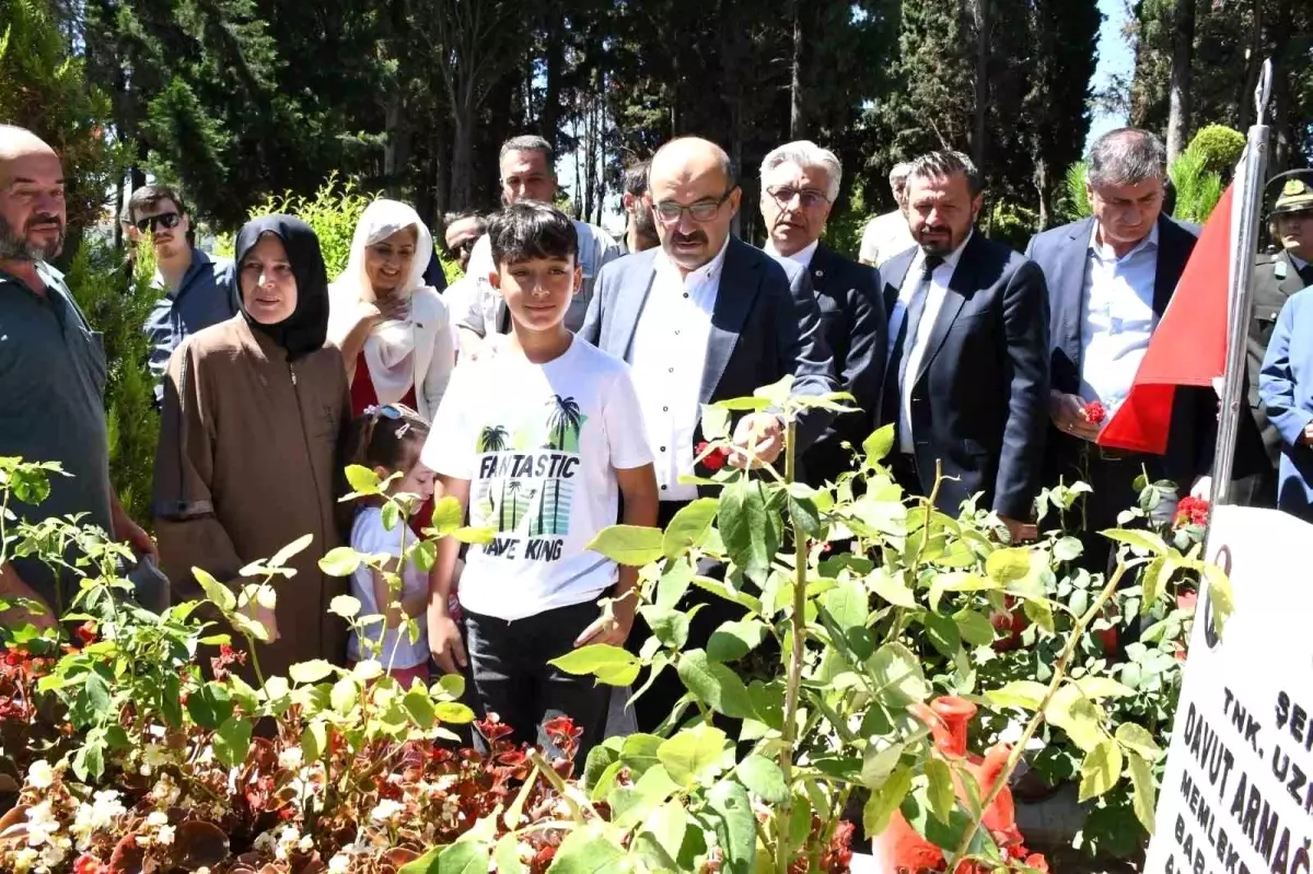 Balıkesir Büyükşehir Belediye Başkan Vekili Şehitliği Ziyaret Etti