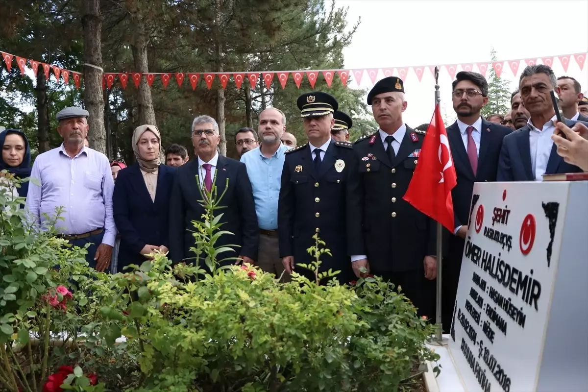 15 Temmuz kahramanı şehit Ömer Halisdemir\'in kabri başında tören düzenlendi