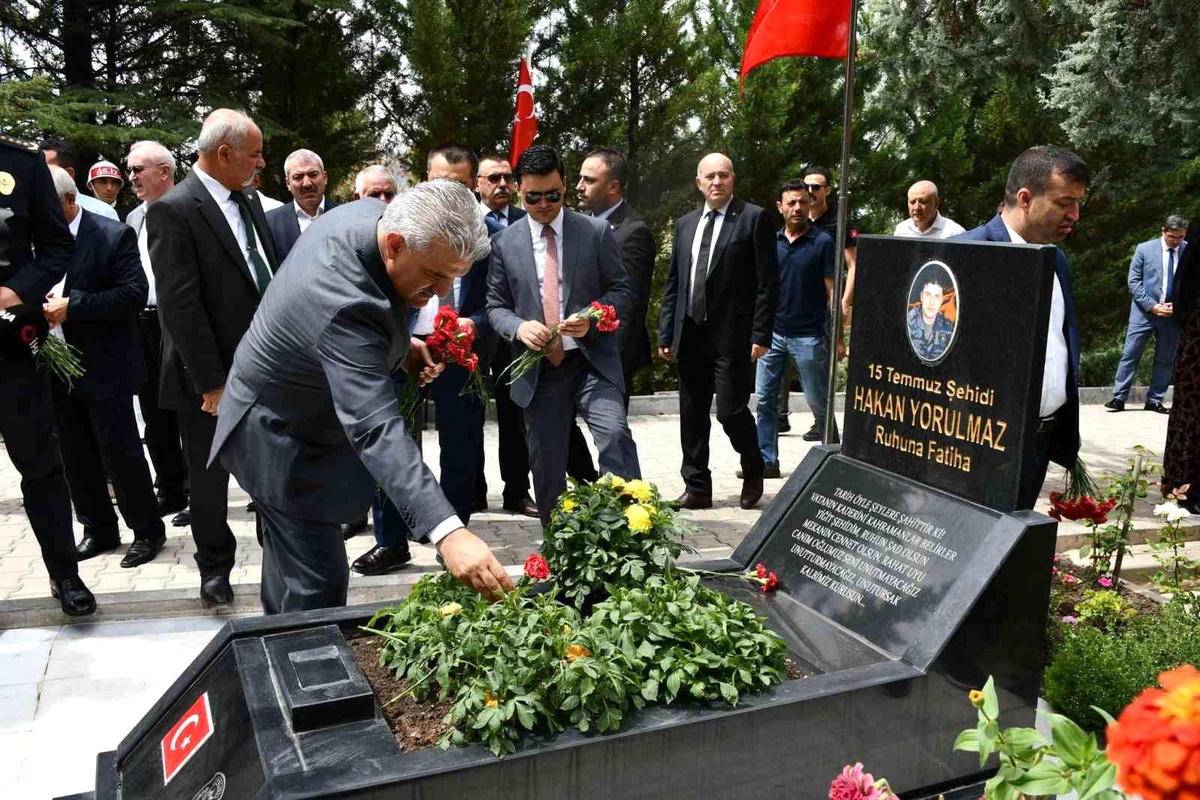 Kırıkkale Şehitliği\'nde Vali Makas ve protokol üyeleri şehit polisin kabrini ziyaret etti