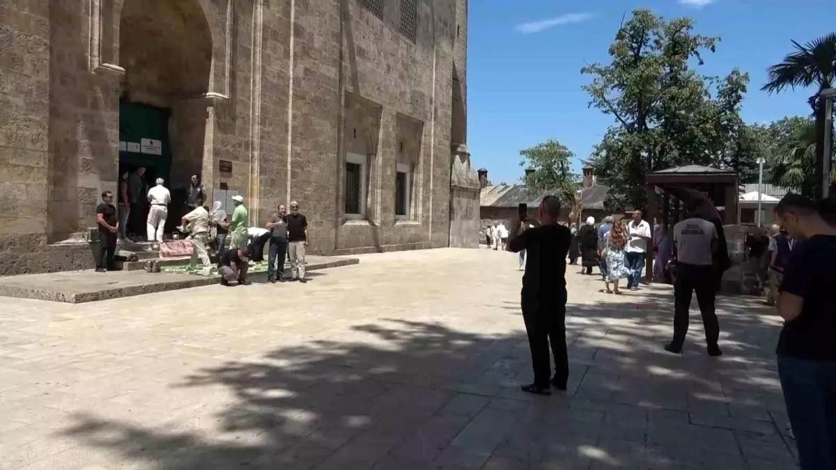 Bursa Ulucami\'de Şehitler İçin Kur\'an-ı Kerim Okundu