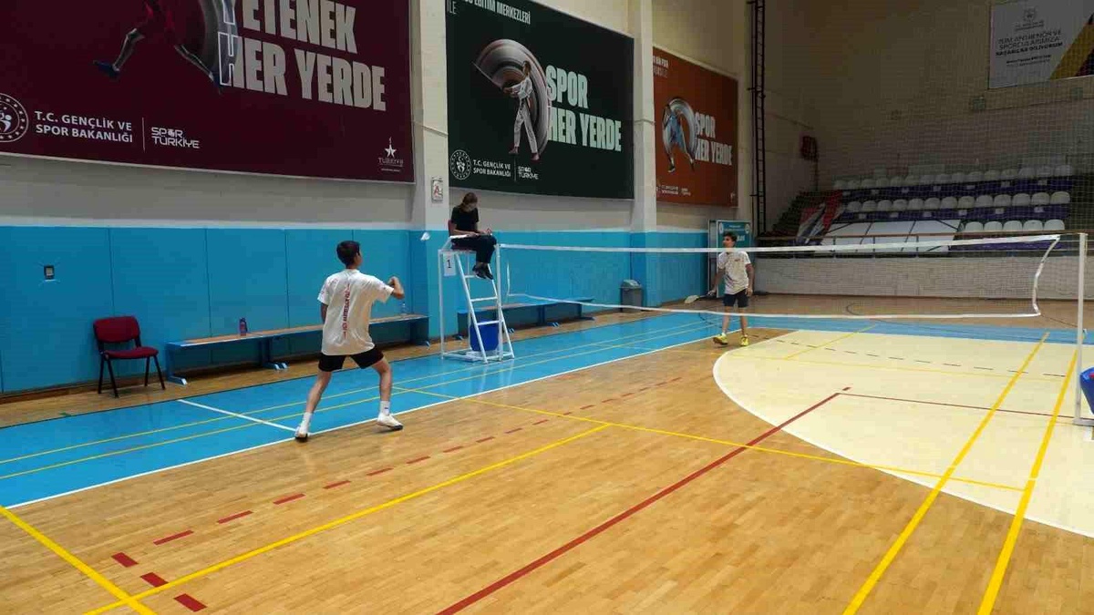 Afyonkarahisar\'da 15 Temmuz Şehitlerini Anma Badminton Turnuvası Gerçekleştirildi