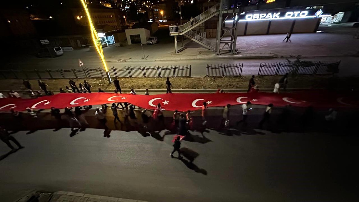 Yüksekova\'da 15 Temmuz yürüyüşüne havai fişek saldırısı