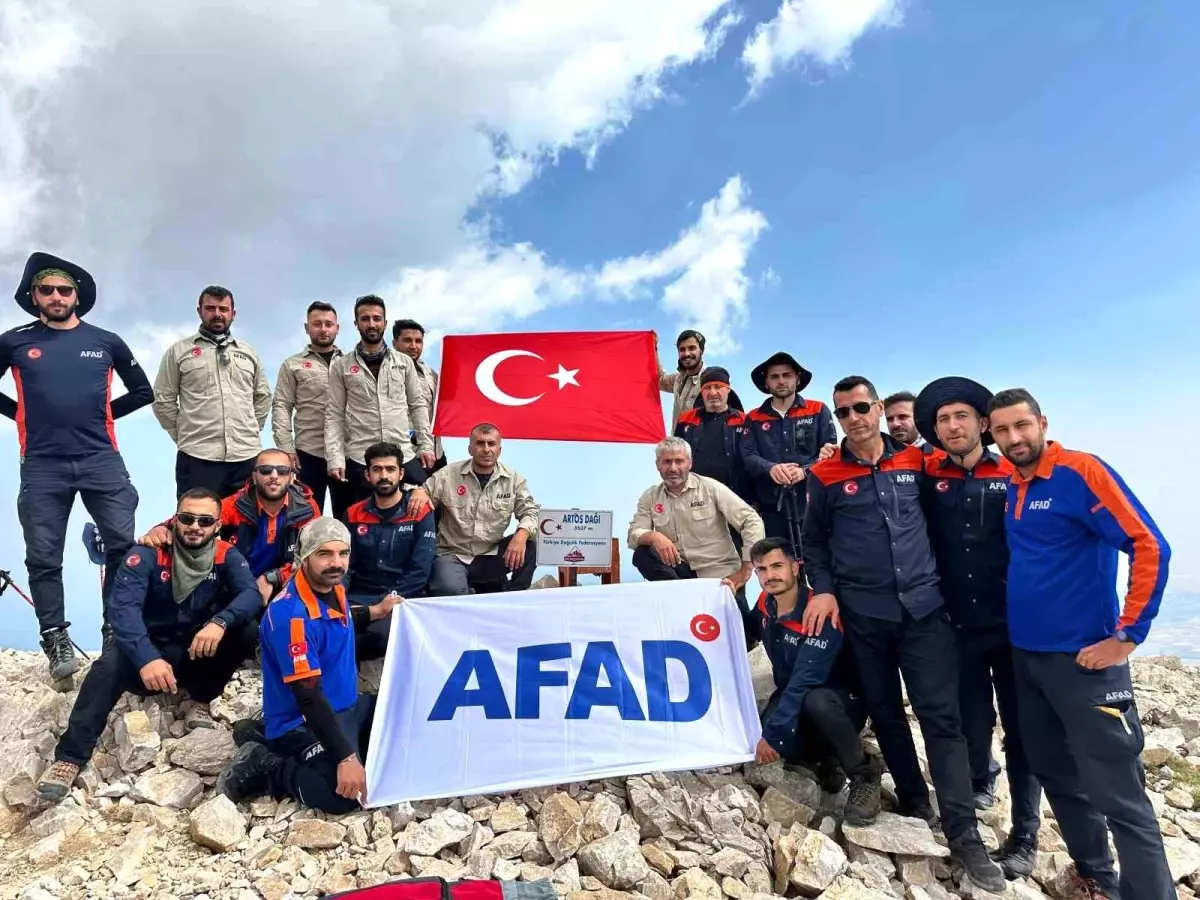 AFAD personeli 15 Temmuz şehitleri için Artos Dağı\'na tırmandı