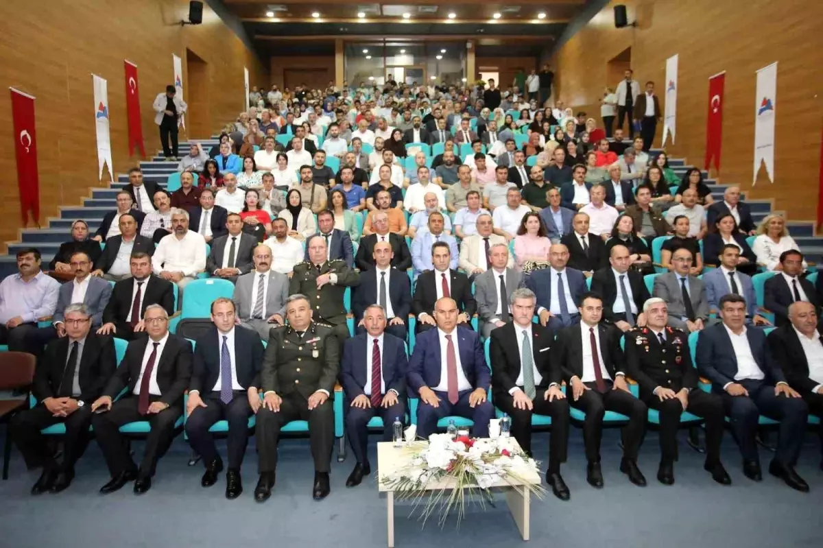 Ağrı İbrahim Çeçen Üniversitesi\'nde \'Direniş! Bedir\'den Çanakkale\'ye! 15 Temmuz\'dan Gazze\'ye\' Konferansı Düzenlendi