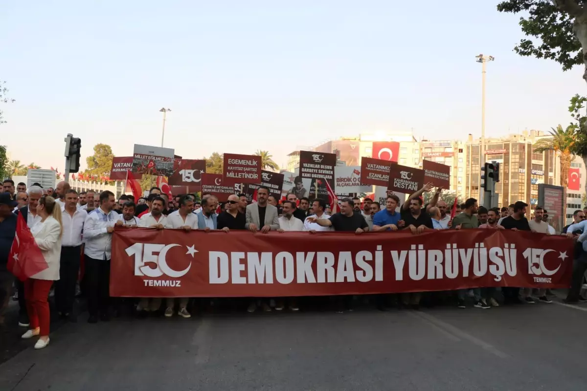 İzmir\'de 15 Temmuz Demokrasi Yürüyüşü düzenlendi