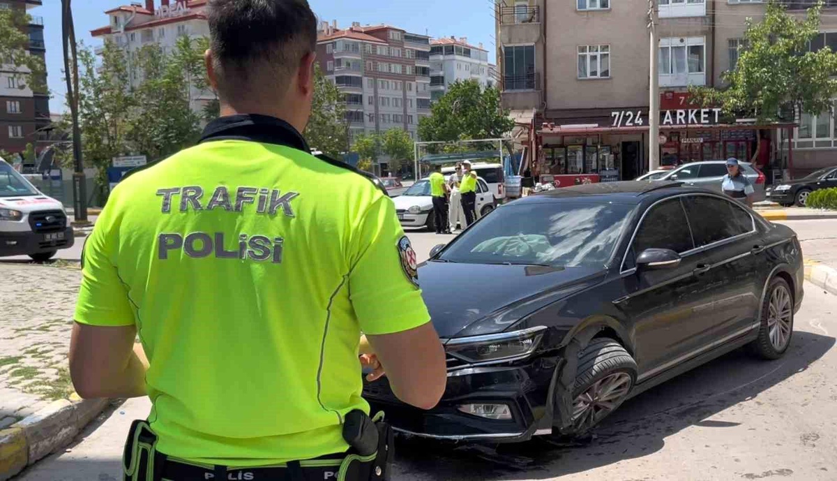 Aksaray\'da sürücü manevra yaparken kaldırıma çarptı