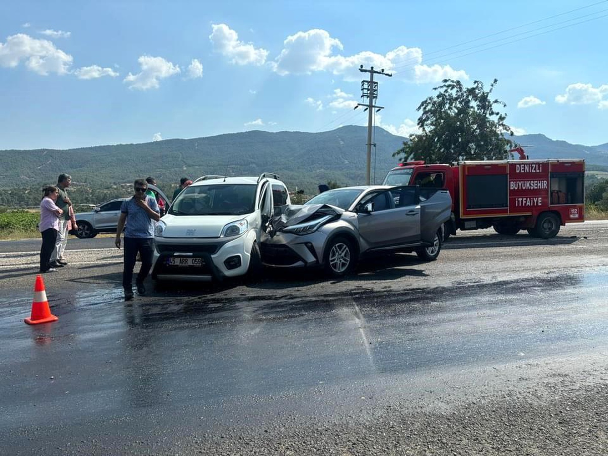 Denizli Buldan\'da İki Otomobil Çarpıştı: 2 Yaralı