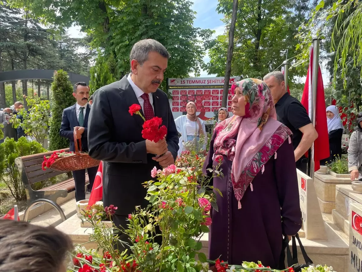 Milli Eğitim Bakanı Yusuf Tekin, 15 Temmuz Şehitliği\'ni ziyaret etti