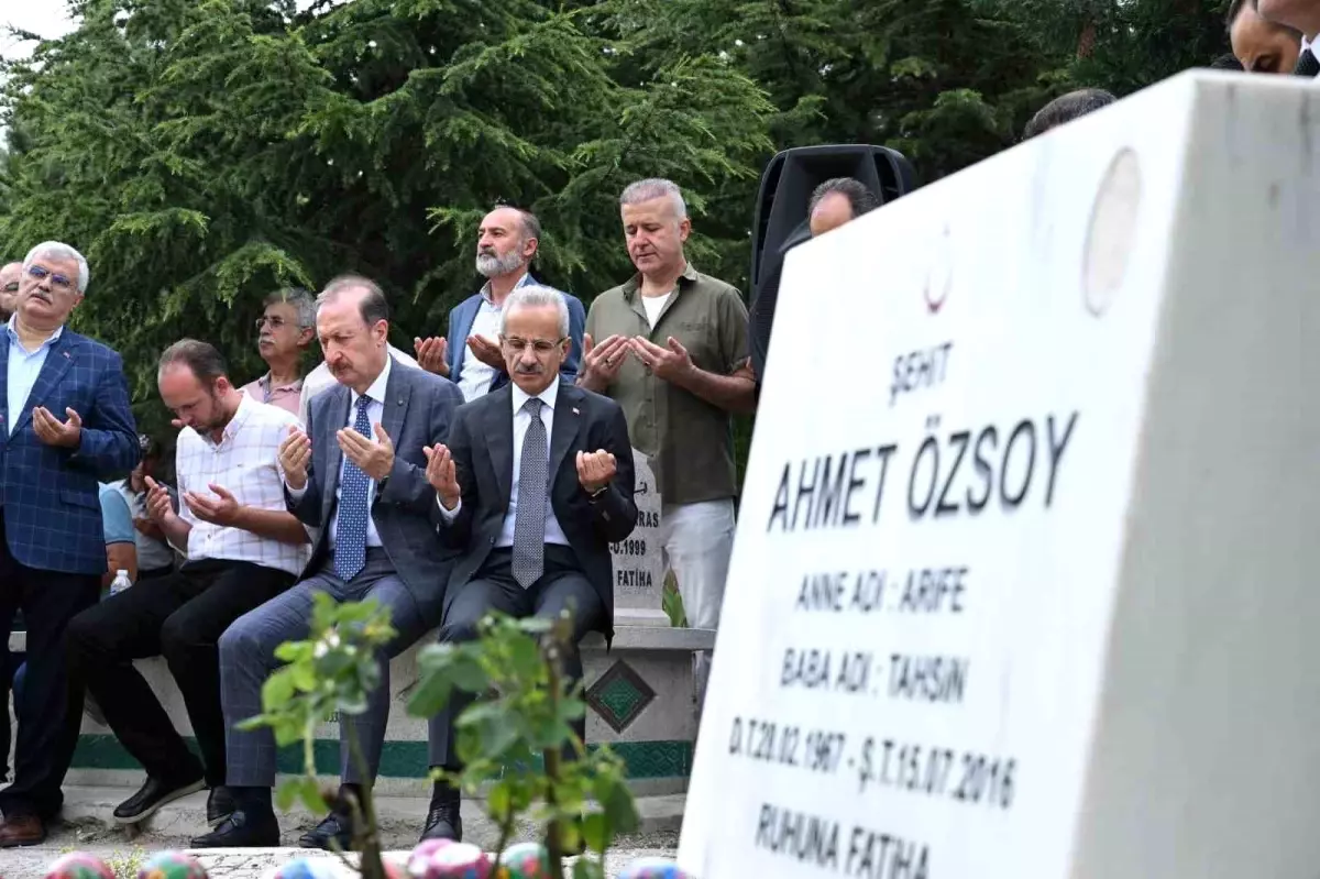 Ulaştırma ve Altyapı Bakanı Ahmet Özsoy\'un kabrini ziyaret etti