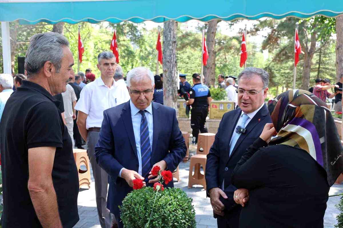 Hacılar Belediye Başkanı Bilal Özdoğan, Şehitlikleri Ziyaret Etti