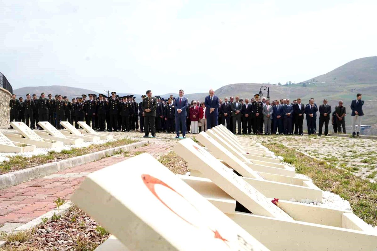 15 Temmuz Demokrasi ve Milli Birlik Günü\'nde Bayburt Şehitliği\'nde tören düzenlendi