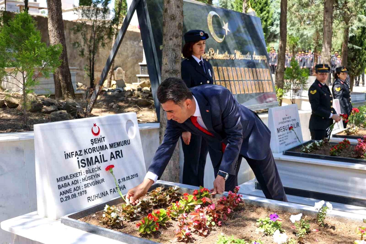Bilecik\'te 15 Temmuz Demokrasi ve Milli Birlik Günü Anma Programı Şehitlikte Gerçekleşti