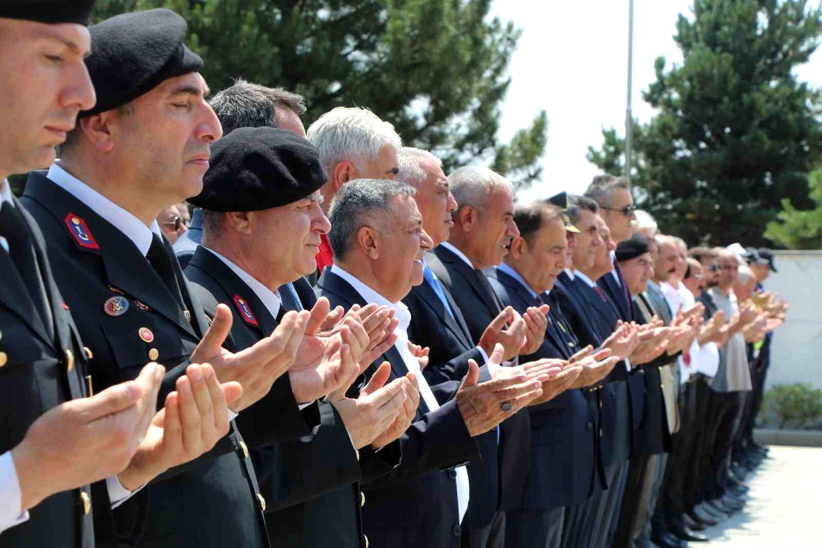 Bingöl\'de 15 Temmuz Demokrasi ve Milli Birlik Günü Şehitlik Ziyareti