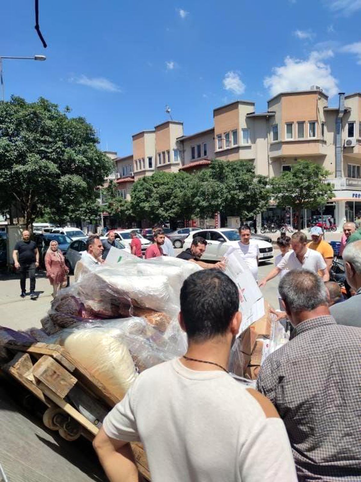 İnegöl\'de işçi palet altında kalarak yaralandı
