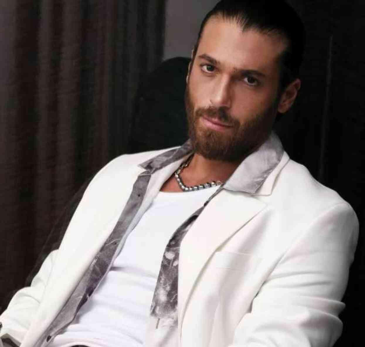 Can Yaman, yeni sevgilisiyle dudak dudağa görüntülendi