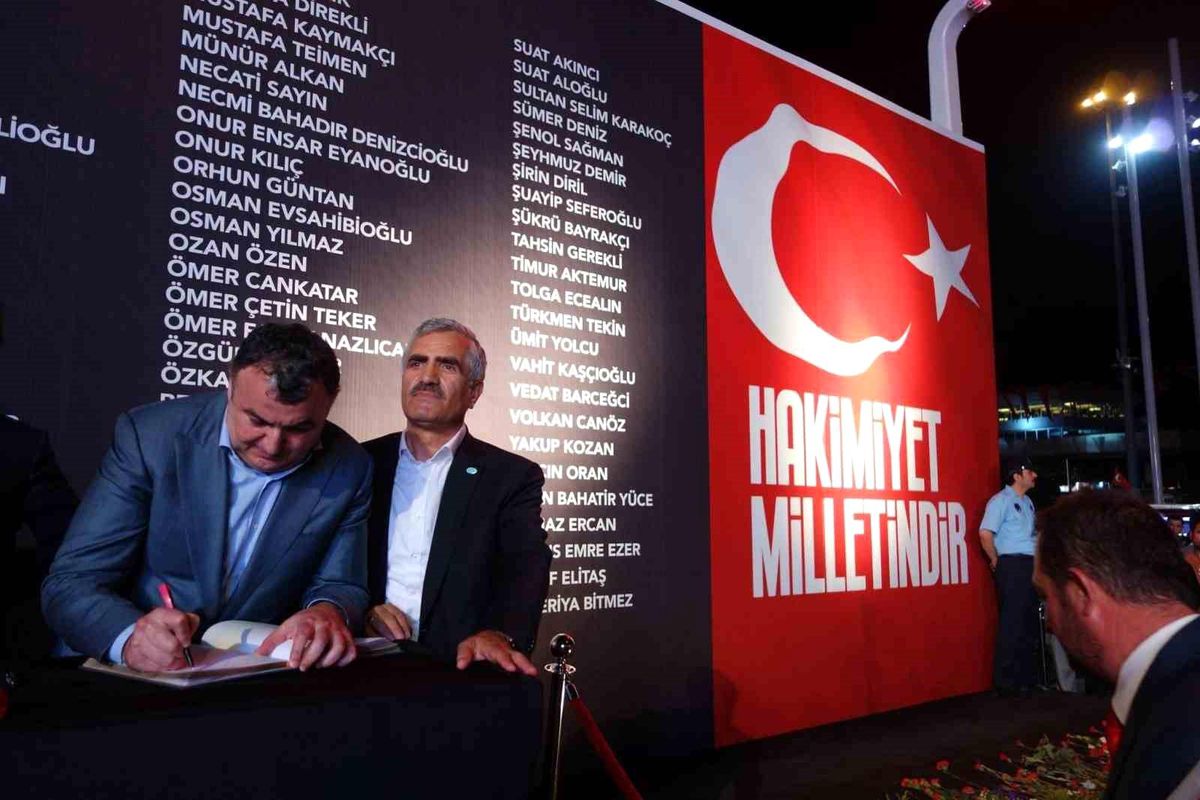 DATÜB Genel Başkanı Kassanov, Türk milletinin demokrasiye sahip çıktığını açıkladı