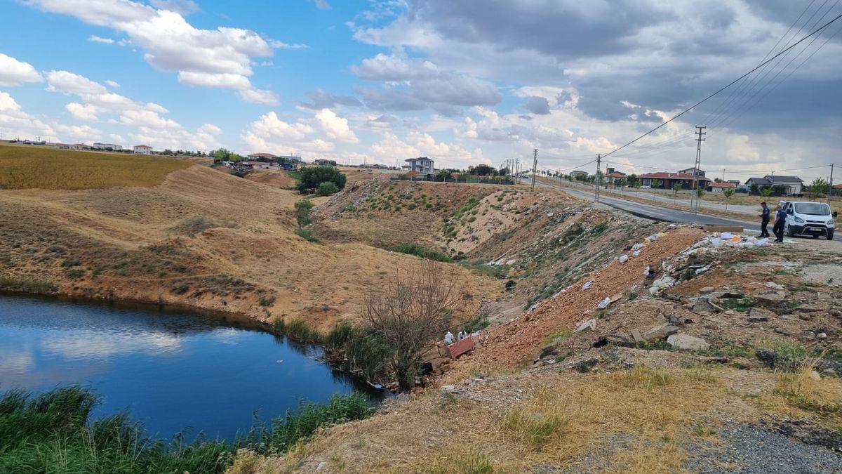 Kırşehir\'de Dere Kenarında Battaniyeye Sarılı Ceset Bulundu