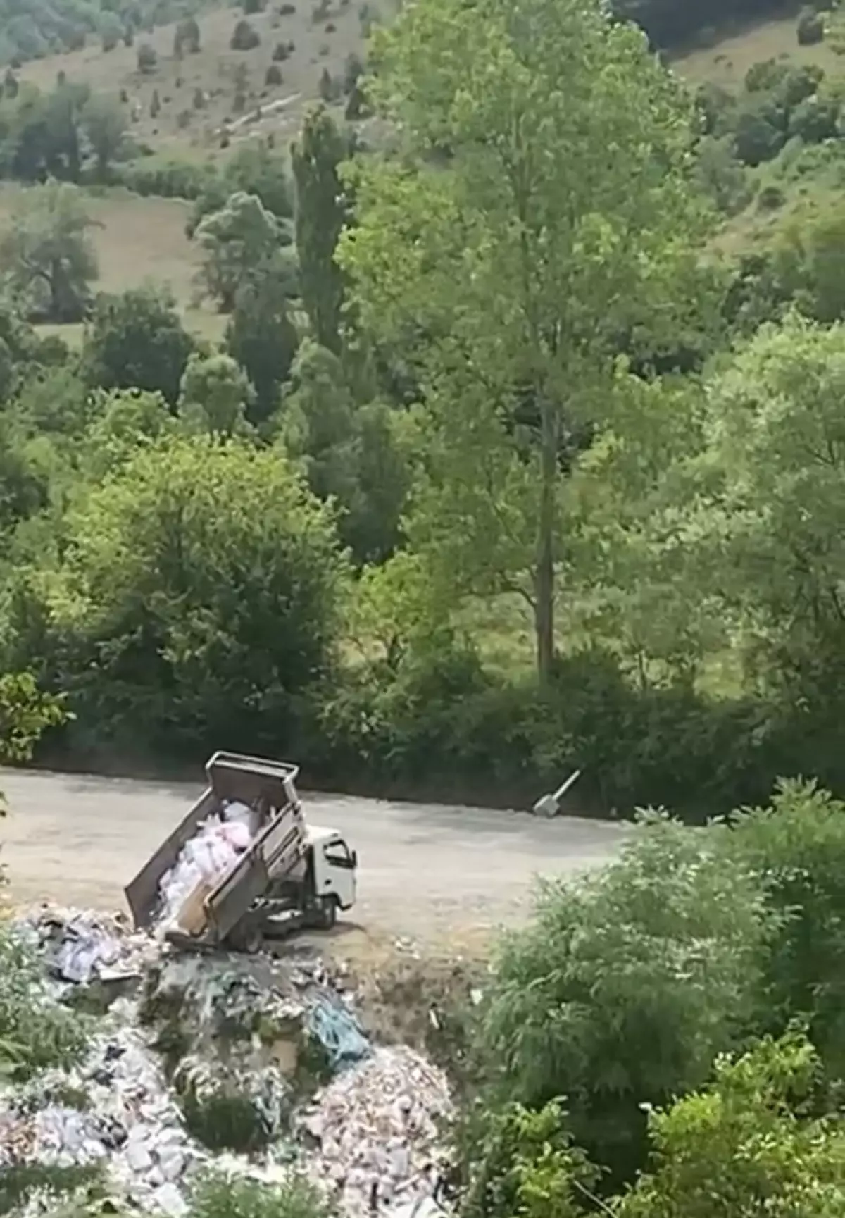 Amasra\'da Kaman Deresi\'ne hafriyat döken kamyonet görüntülendi