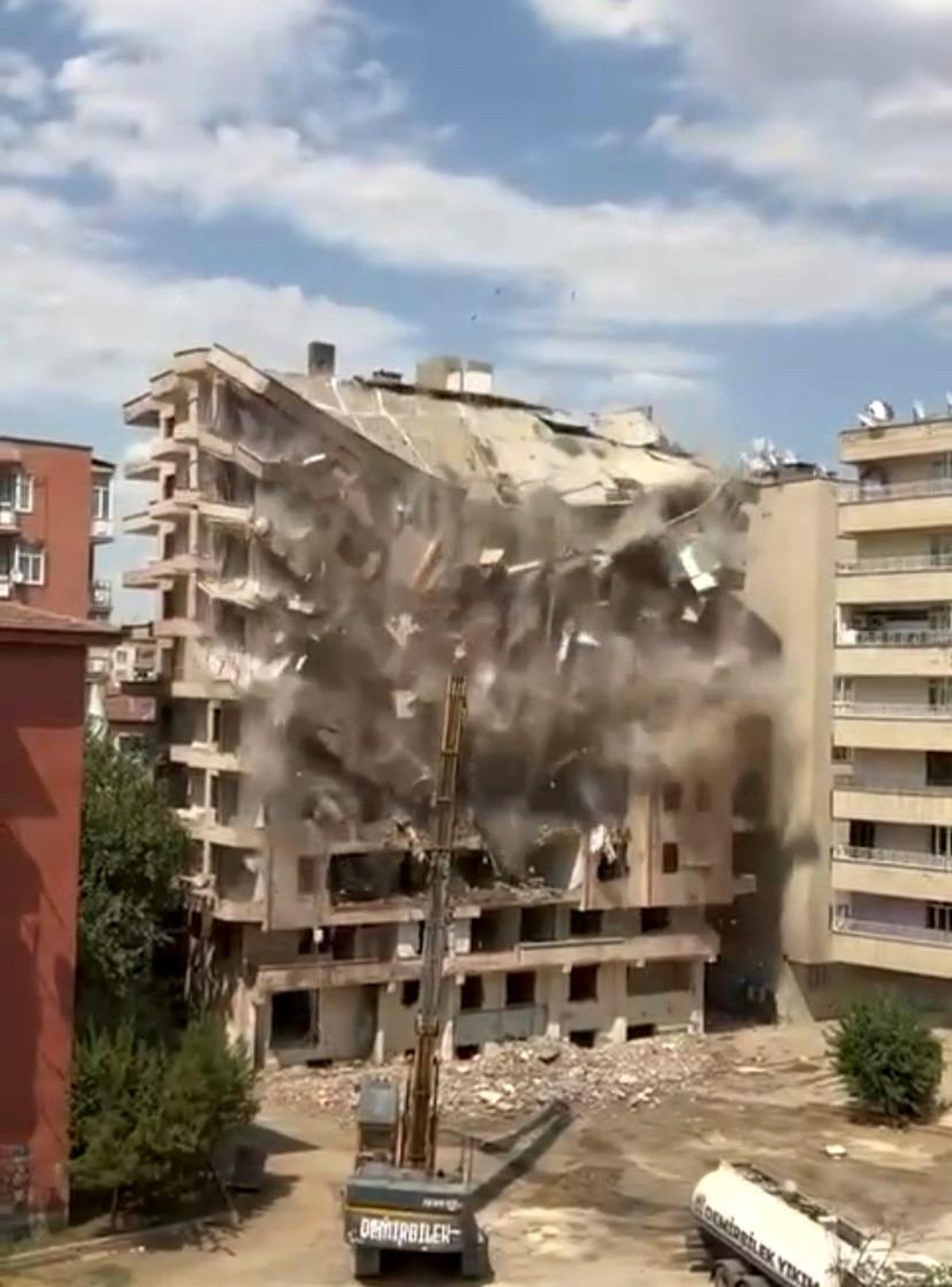 Diyarbakır\'da depremde hasar gören bina yıkım esnasında çöktü