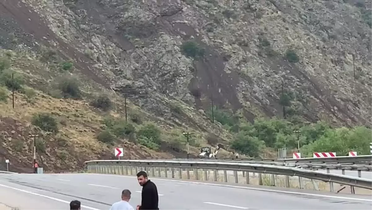 Doğu Ekpresi, Erzincan\'da Heyelan Nedeniyle Yolda Kaldı