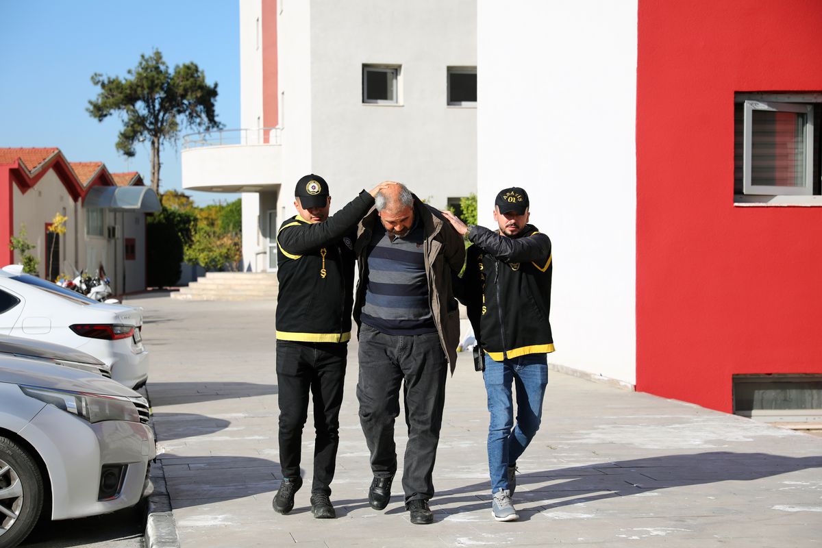 Adana\'da Yol Verme Tartışması: Dolmuş Şoförü Tabancayla Vuruldu