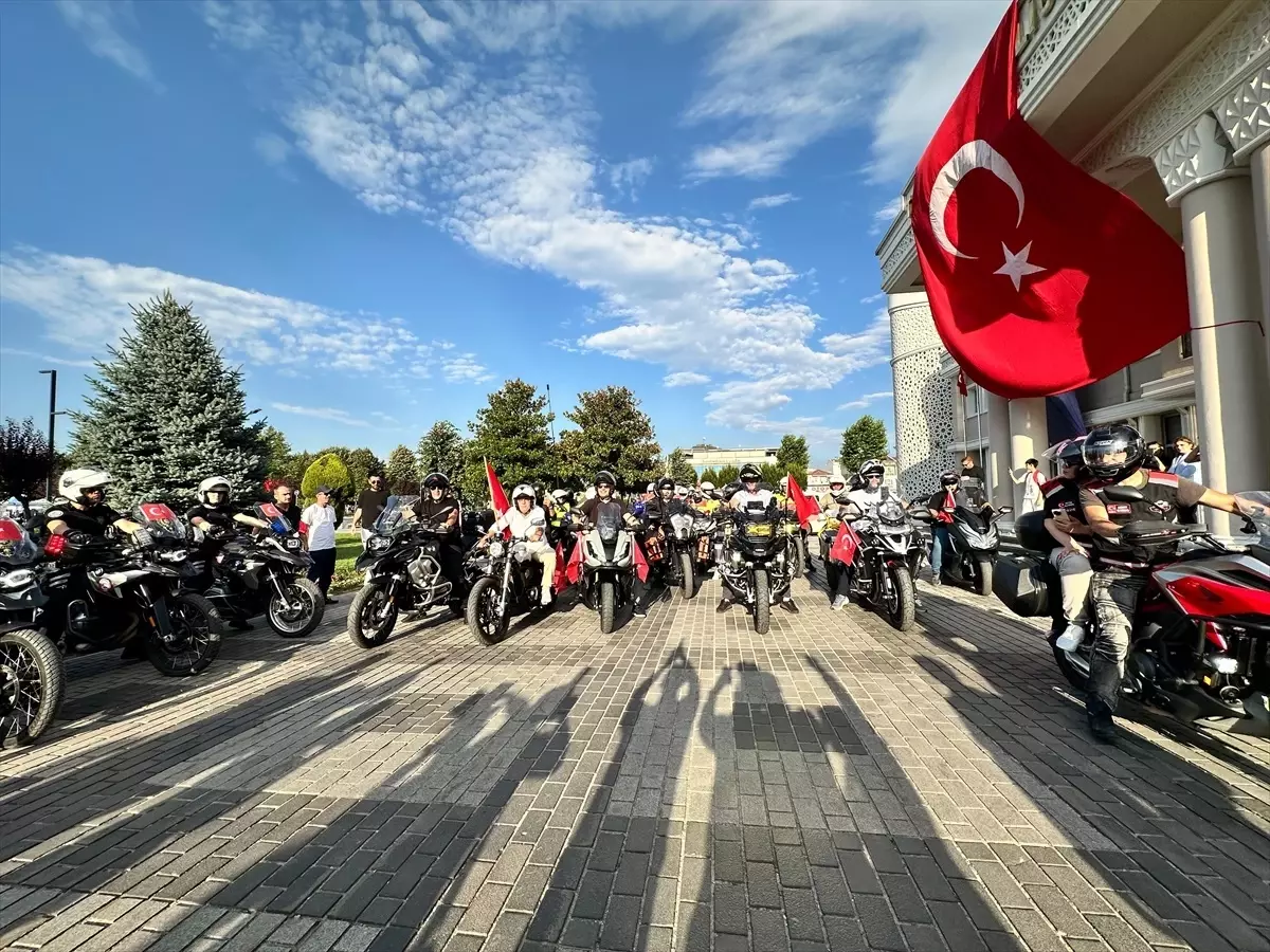 Düzce\'de 400 motosikletli 15 Temmuz Demokrasi ve Milli Birlik Günü için şehir turu yaptı