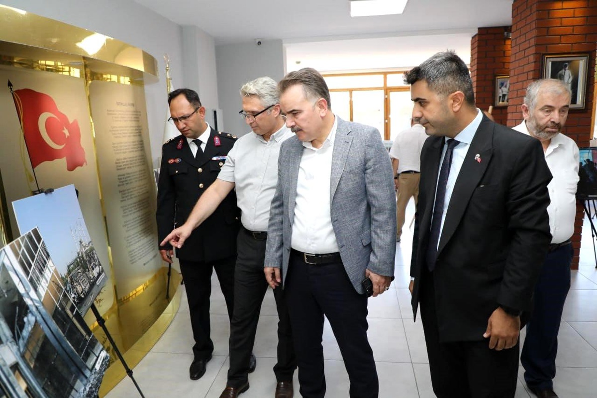 Edremit\'te 15 Temmuz Demokrasi ve Milli Birlik Günü fotoğraf sergisi açıldı