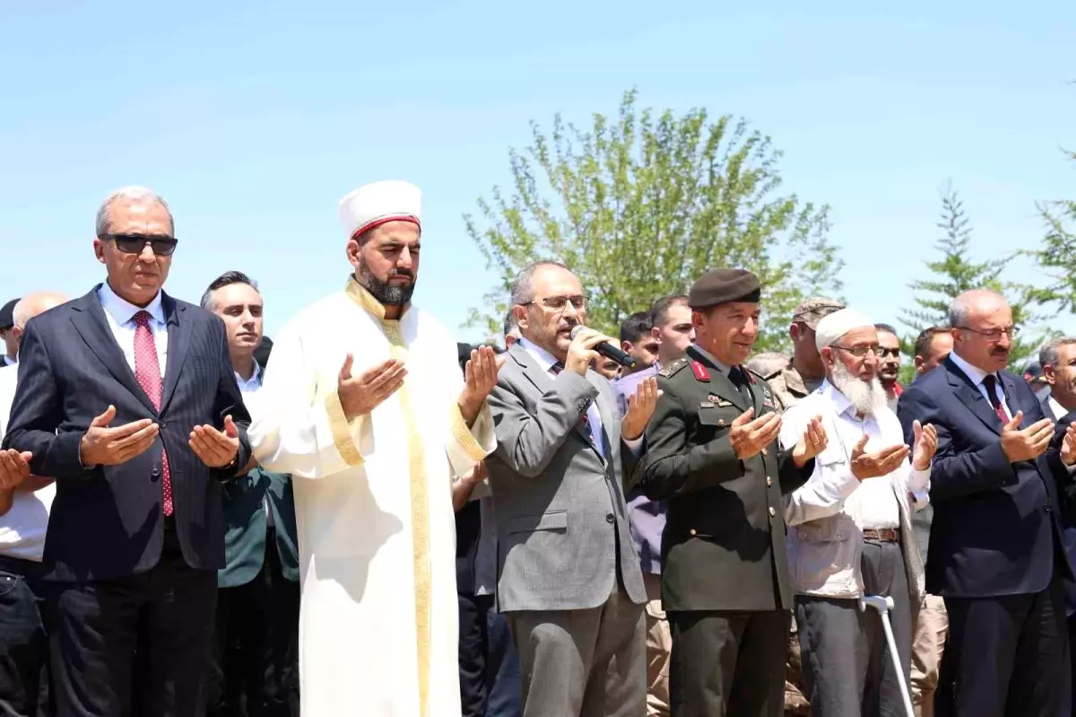 Elazığ\'da 15 Temmuz Demokrasi Zaferi Şehitlik Ziyareti