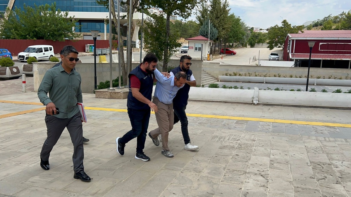 Elazığ\'da Atatürk Heykeline Taşlı Saldırı