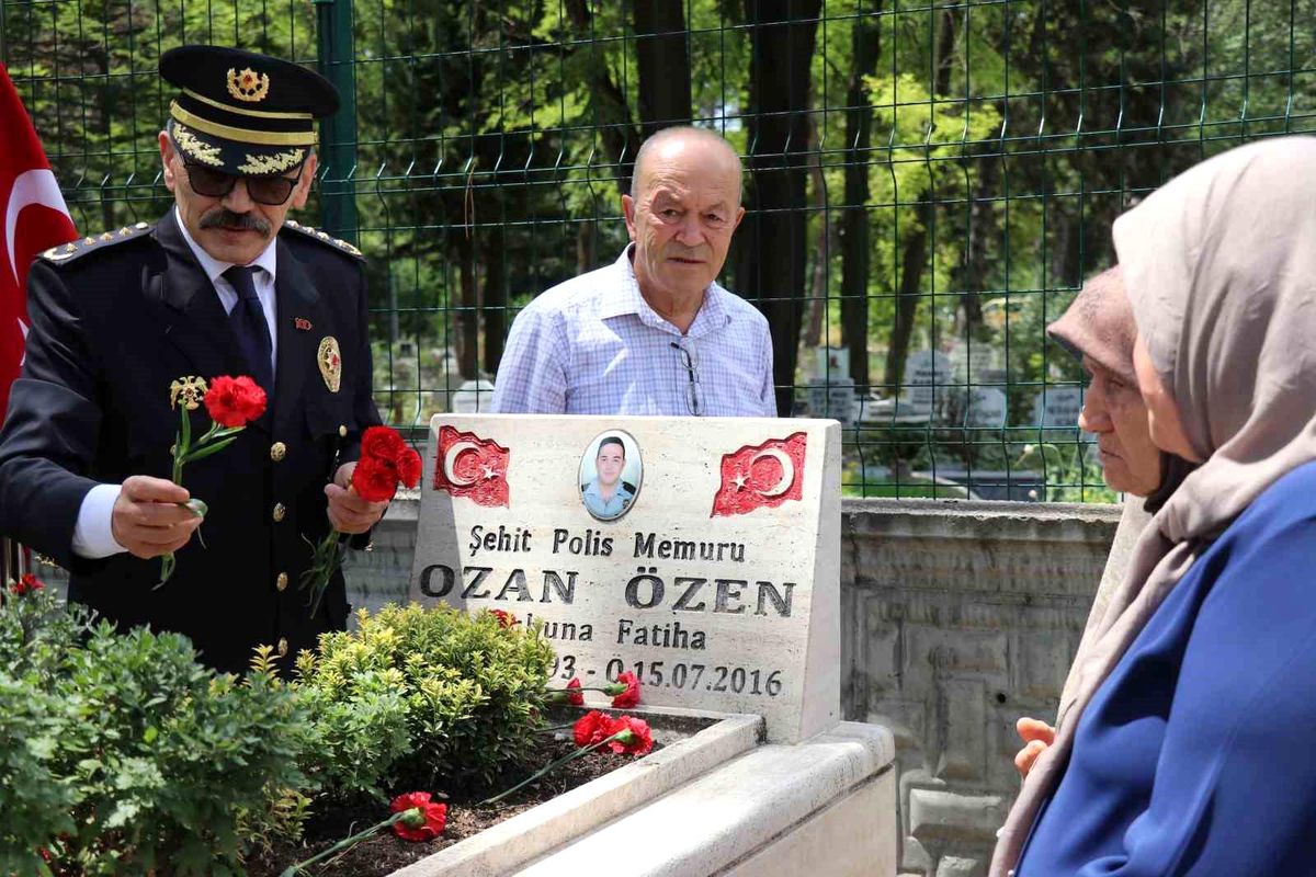 Hain darbe girişiminde şehit düşen Ozan Özen mezarı başında anıldı: "Acı artıyor, eksilmiyor"